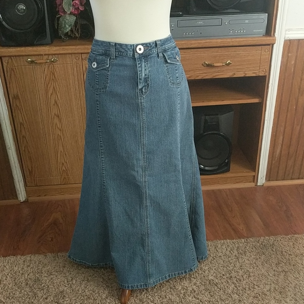 Blue denim Baccini skirt with flare
